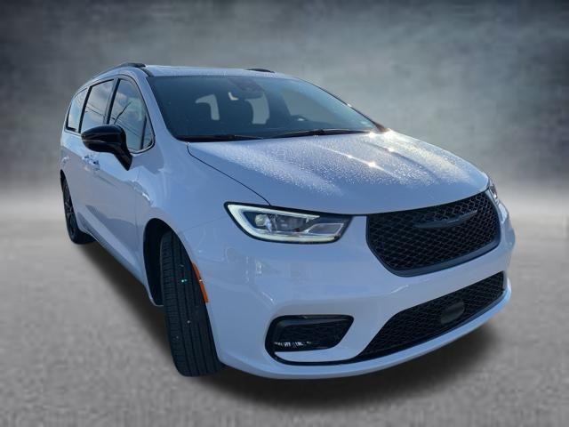 new 2025 Chrysler Pacifica car, priced at $52,019