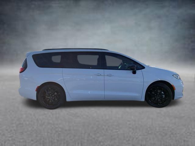 new 2025 Chrysler Pacifica car, priced at $52,019