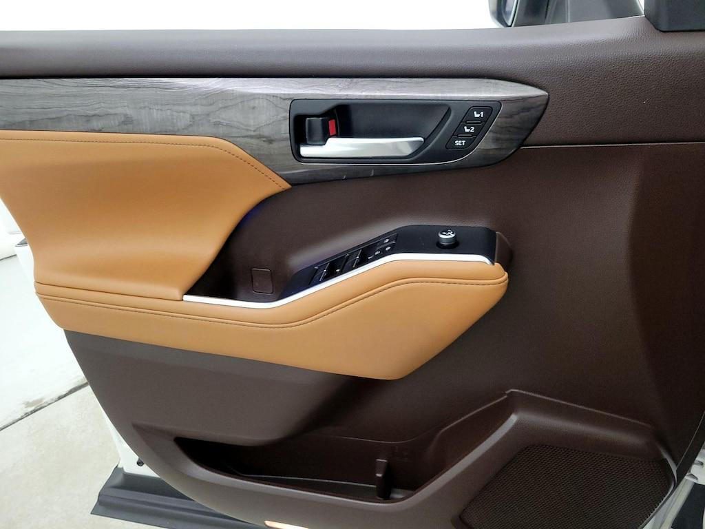 used 2020 Toyota Highlander Hybrid car, priced at $37,998