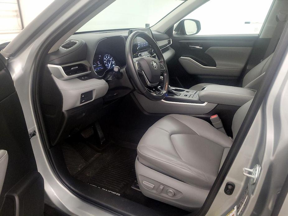 used 2021 Toyota Highlander car, priced at $32,998