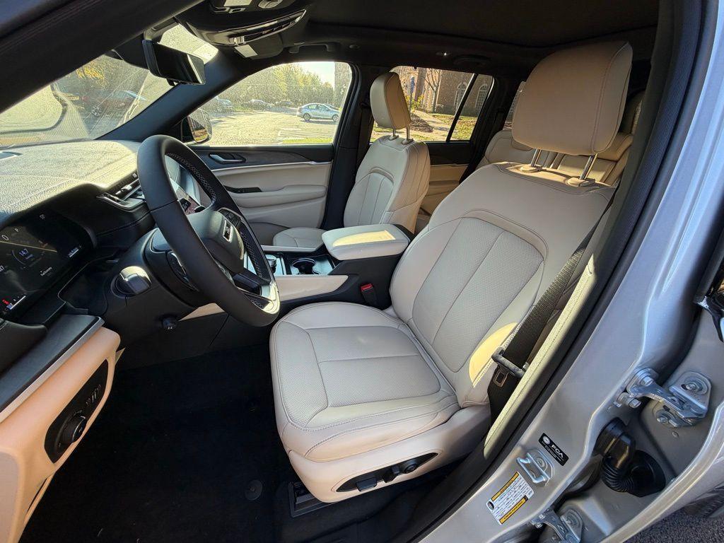 new 2025 Jeep Grand Cherokee car, priced at $46,536