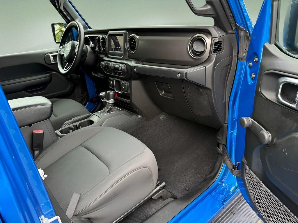 used 2022 Jeep Gladiator car, priced at $27,114