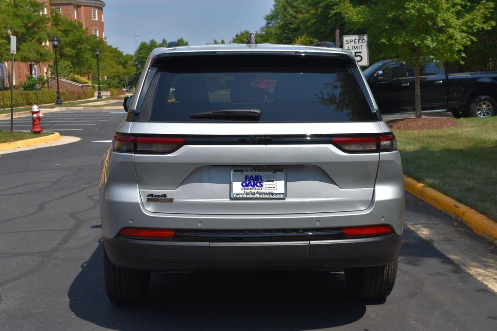 new 2024 Jeep Grand Cherokee car, priced at $38,572