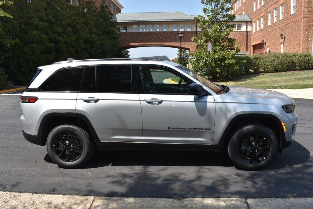 new 2024 Jeep Grand Cherokee car, priced at $38,572