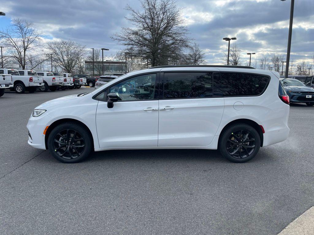 new 2025 Chrysler Pacifica car