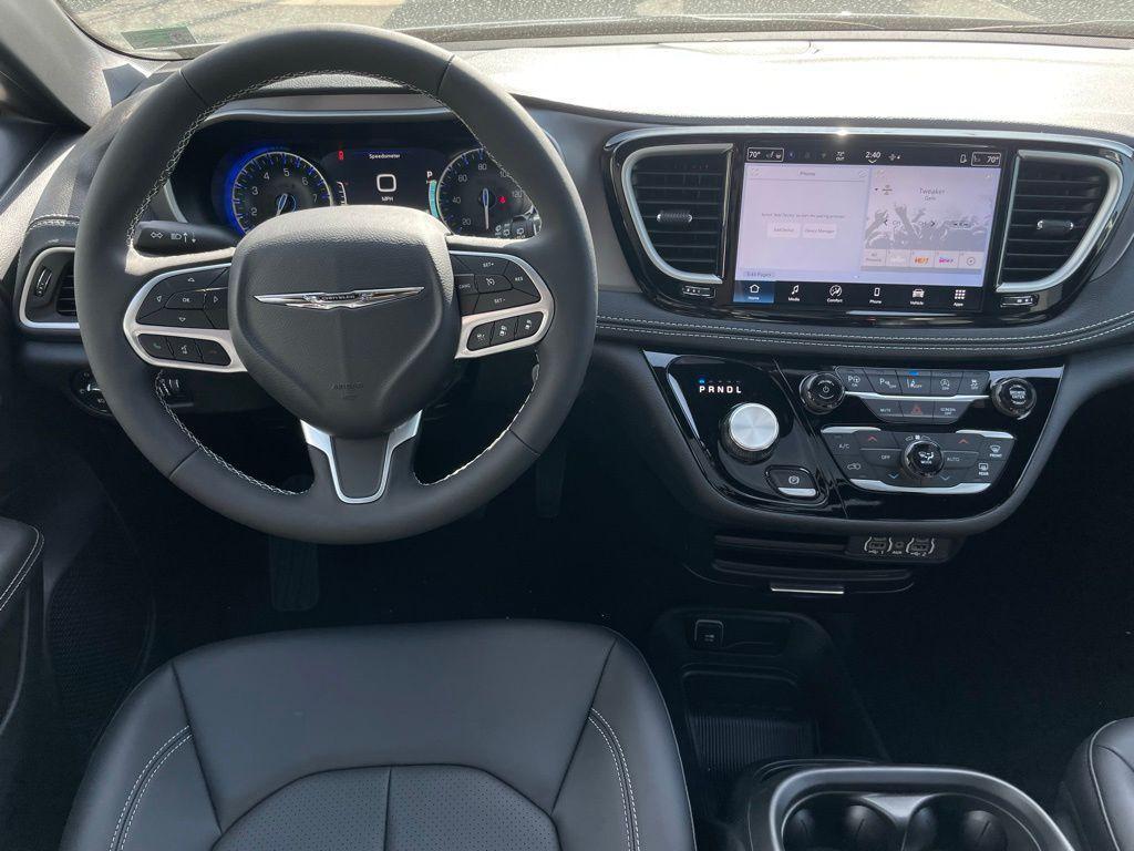 new 2025 Chrysler Pacifica car, priced at $45,644