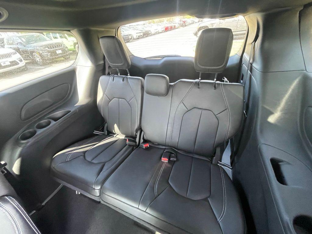 new 2025 Chrysler Pacifica car, priced at $45,644