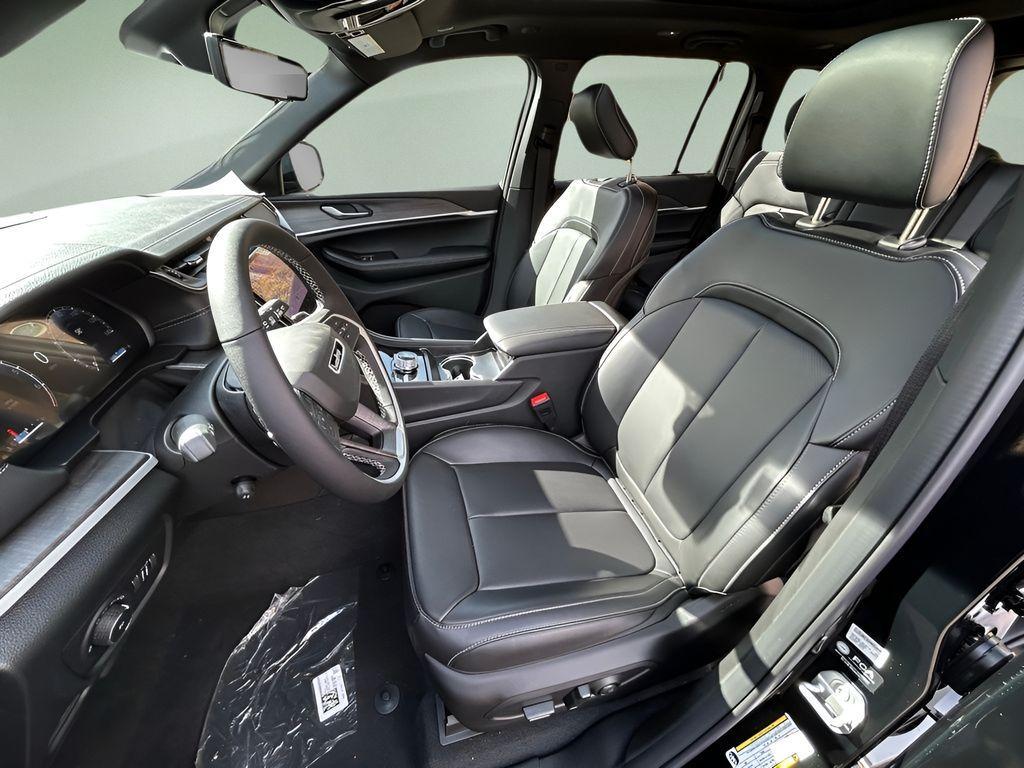 new 2025 Jeep Grand Cherokee car, priced at $45,421