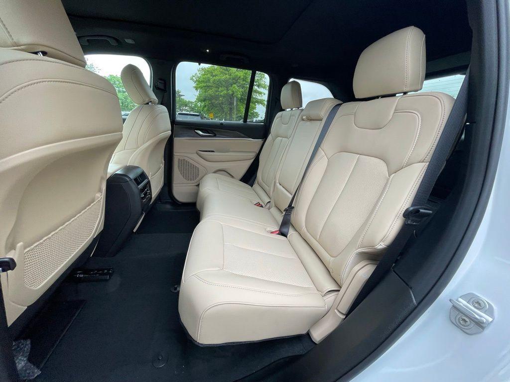 new 2025 Jeep Grand Cherokee car, priced at $47,405