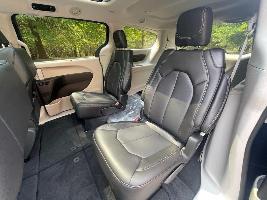 new 2024 Chrysler Pacifica car, priced at $39,824