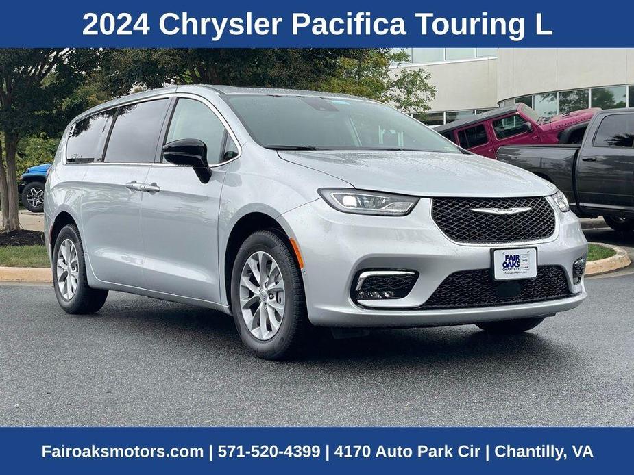 new 2024 Chrysler Pacifica car, priced at $39,824