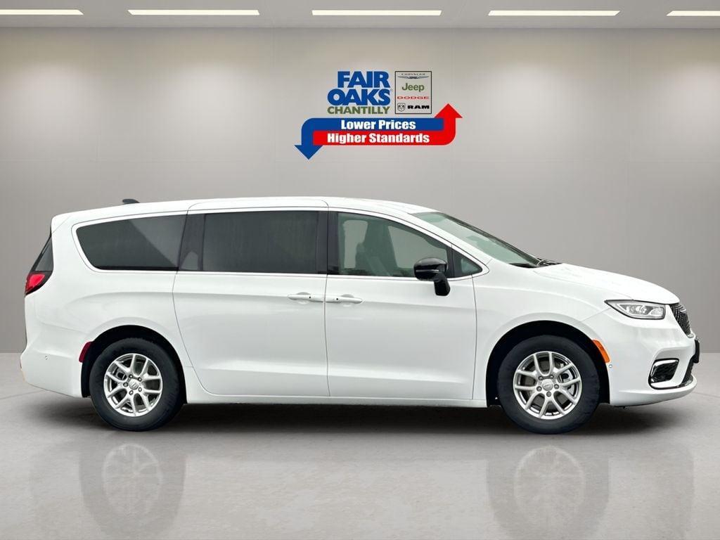 new 2025 Chrysler Pacifica car, priced at $34,969