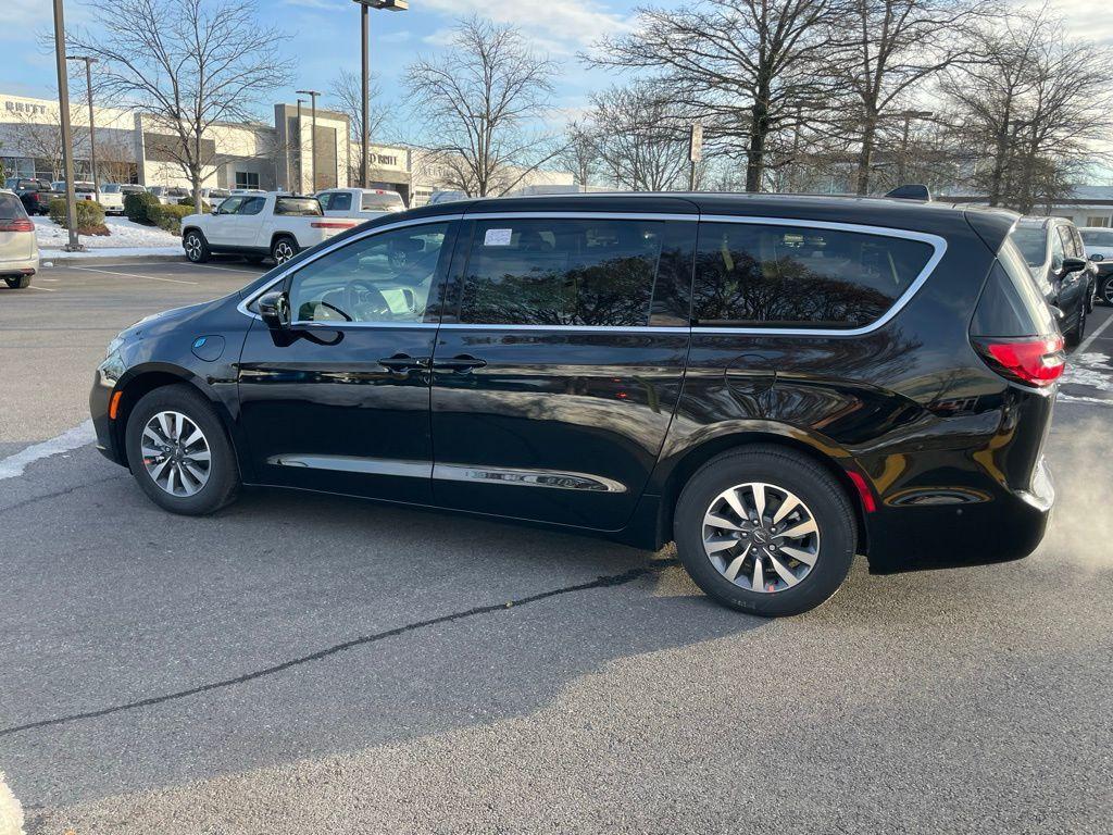 new 2025 Chrysler Pacifica Hybrid car, priced at $42,010