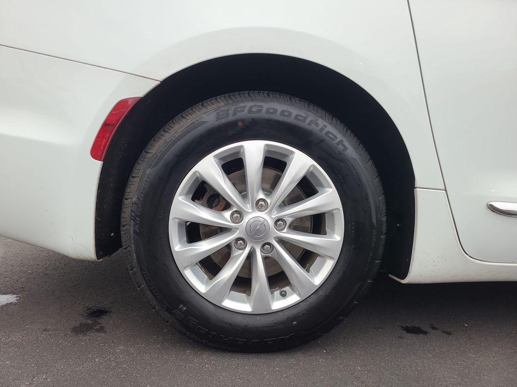 used 2018 Chrysler Pacifica car, priced at $14,693