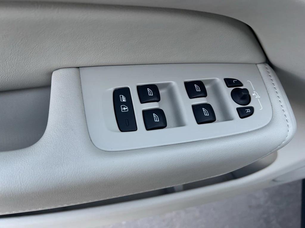 used 2024 Volvo XC60 car, priced at $41,989