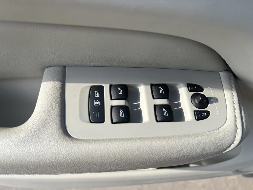 used 2022 Volvo XC60 car, priced at $37,995