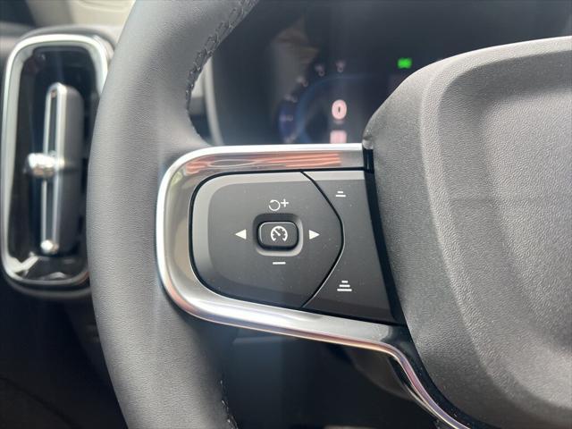 new 2025 Volvo XC40 car, priced at $45,015