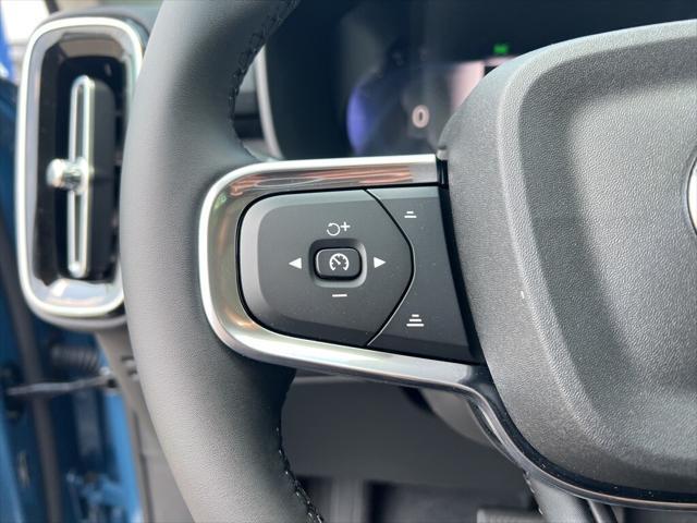 new 2025 Volvo XC40 car, priced at $45,015