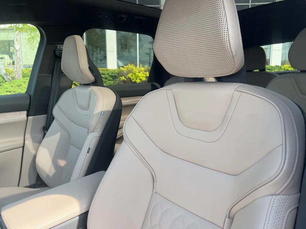 new 2025 Volvo EX90 car, priced at $85,140