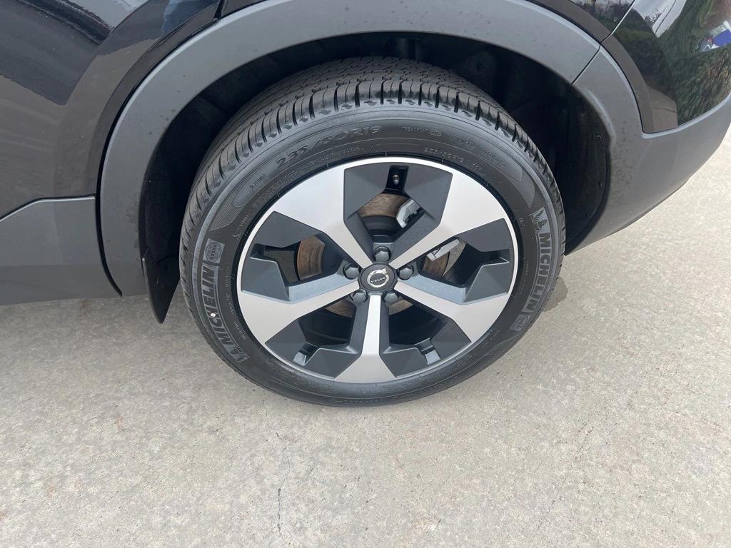 new 2025 Volvo XC40 car, priced at $44,035