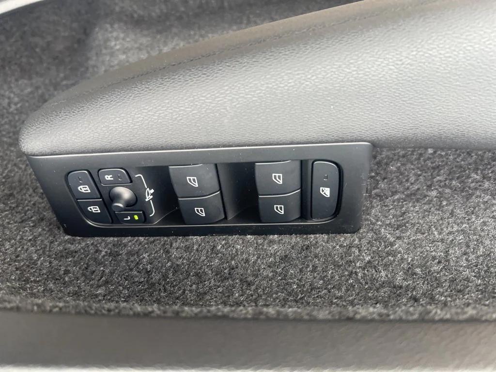 new 2025 Volvo XC40 car, priced at $44,035