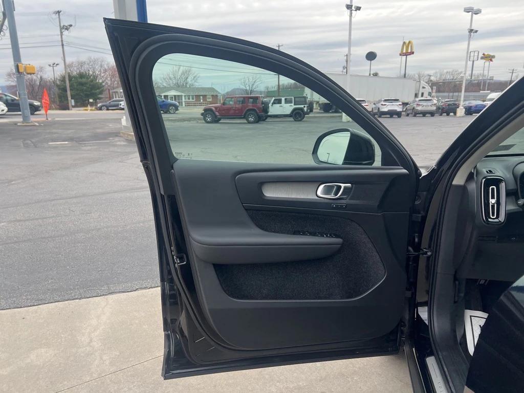 new 2025 Volvo XC40 car, priced at $44,035