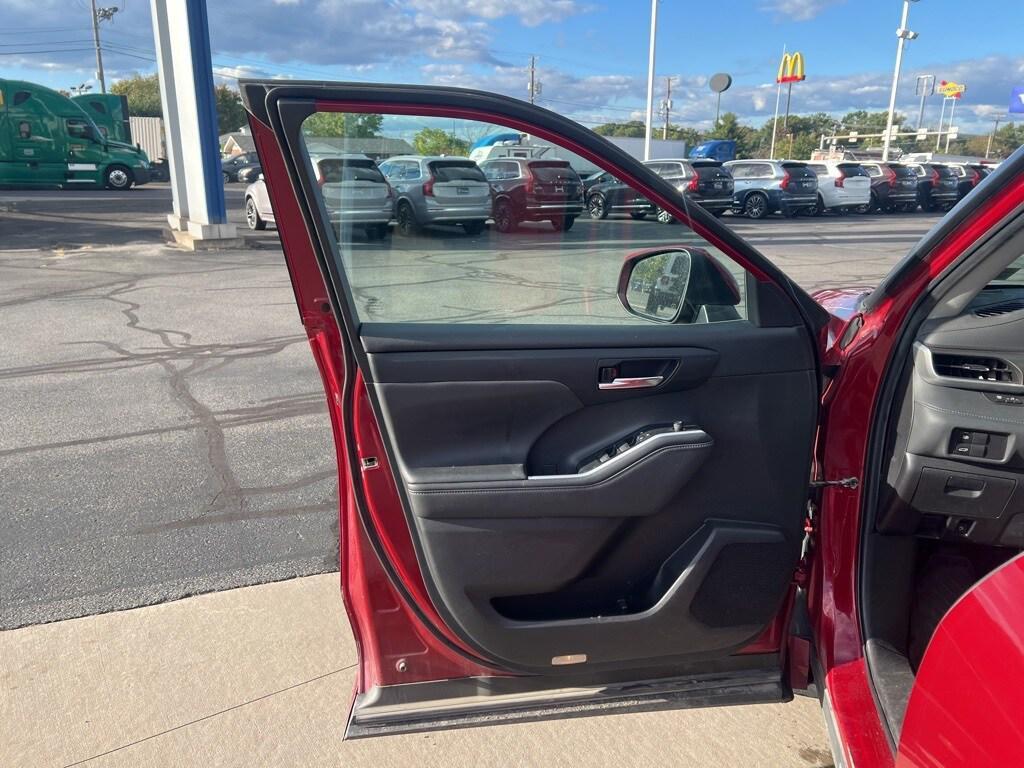 used 2022 Toyota Highlander Hybrid car, priced at $34,995