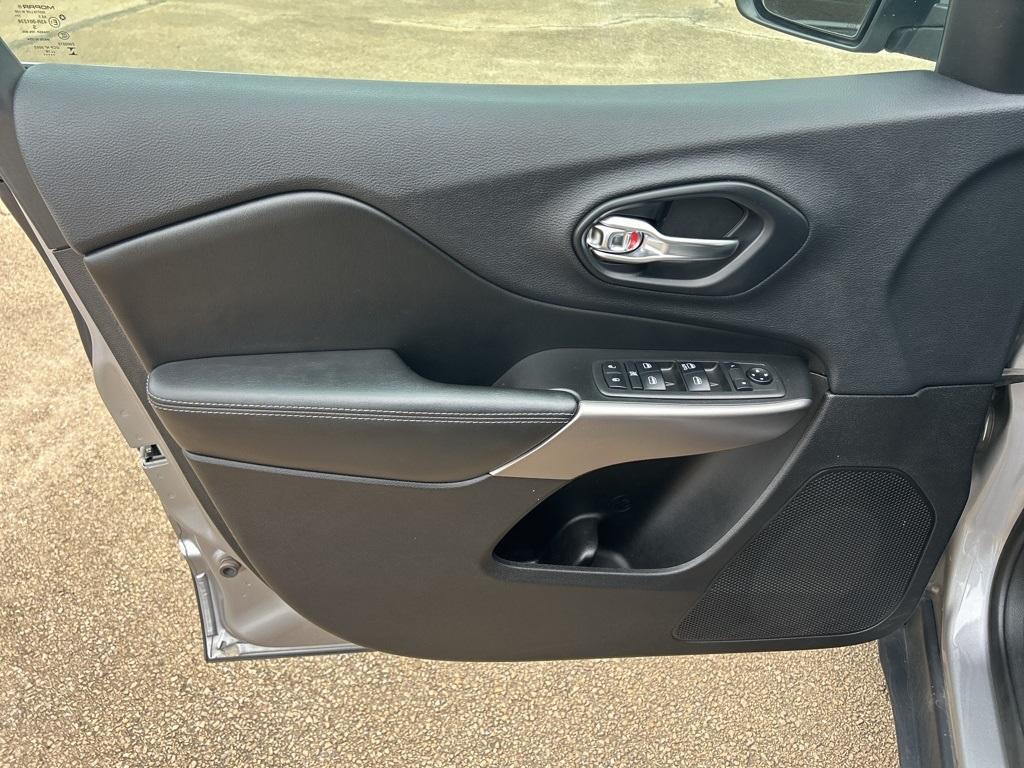 used 2019 Jeep Cherokee car, priced at $13,995