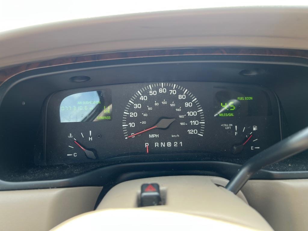 used 2001 Lincoln Town Car car, priced at $7,999