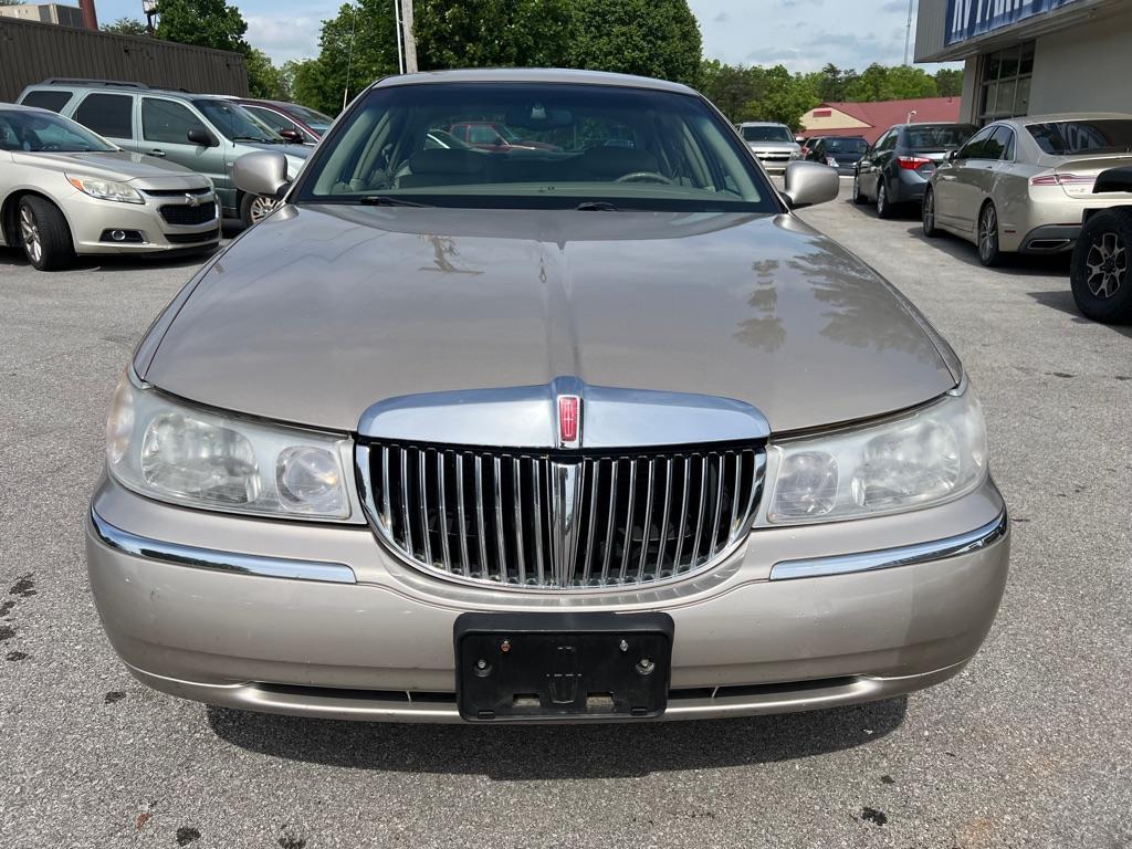 used 2001 Lincoln Town Car car, priced at $7,999