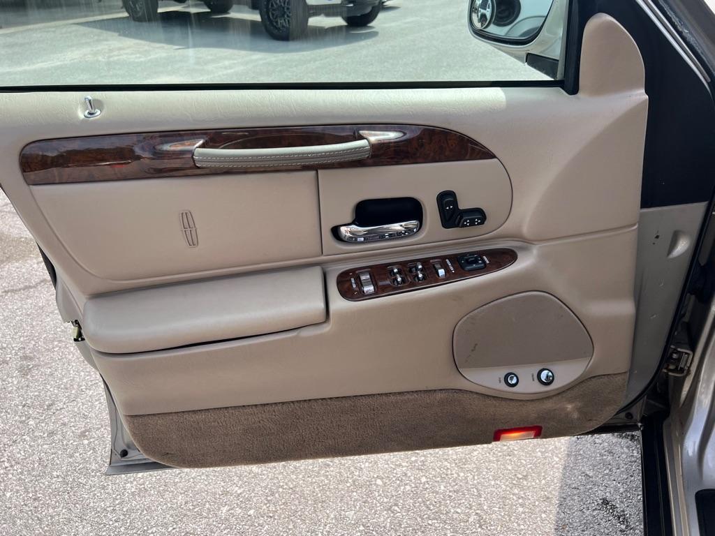 used 2001 Lincoln Town Car car, priced at $7,999