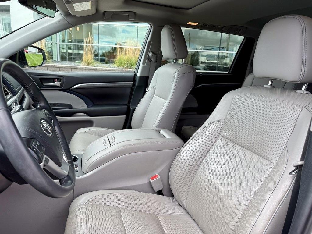 used 2019 Toyota Highlander car, priced at $29,658