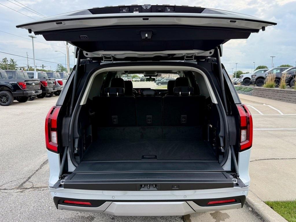new 2025 Ford Expedition car, priced at $75,942