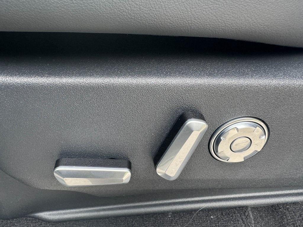new 2025 Lincoln Navigator car, priced at $103,893