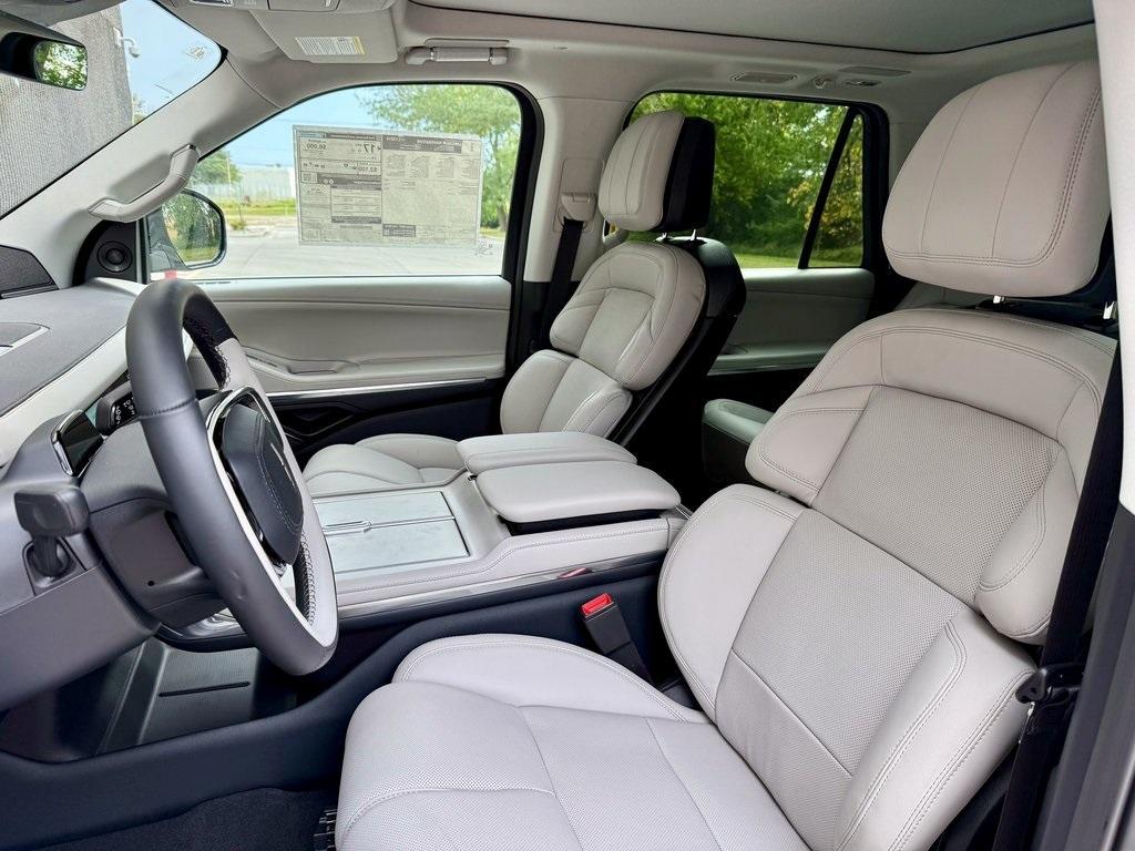 new 2025 Lincoln Navigator car, priced at $99,893