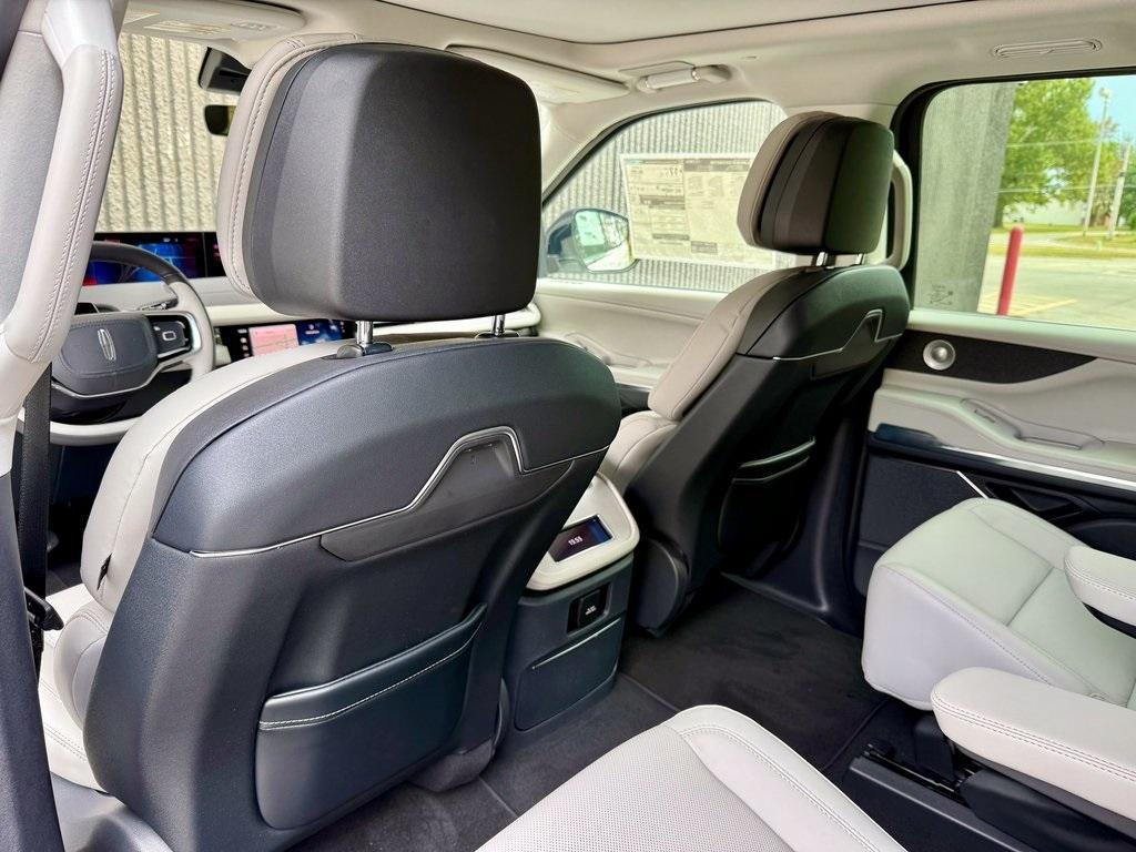 new 2025 Lincoln Navigator car, priced at $99,893