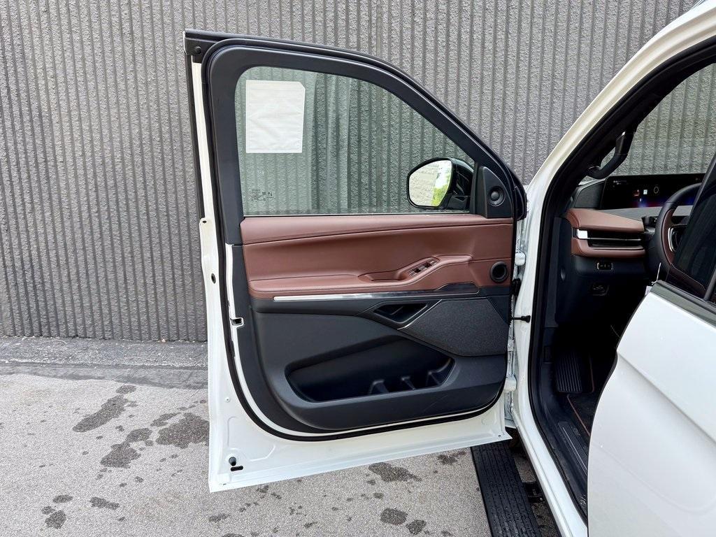 new 2025 Lincoln Navigator car, priced at $104,735