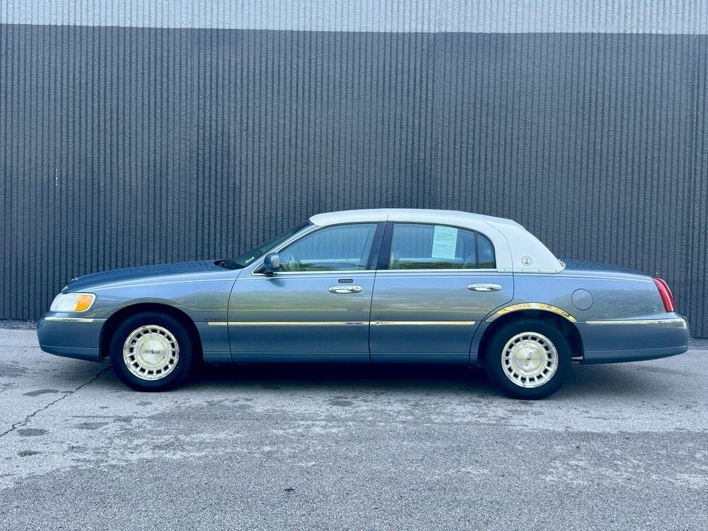 used 1999 Lincoln Town Car car, priced at $5,933