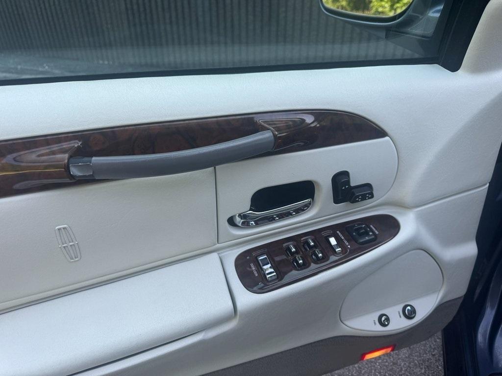 used 1999 Lincoln Town Car car, priced at $5,933