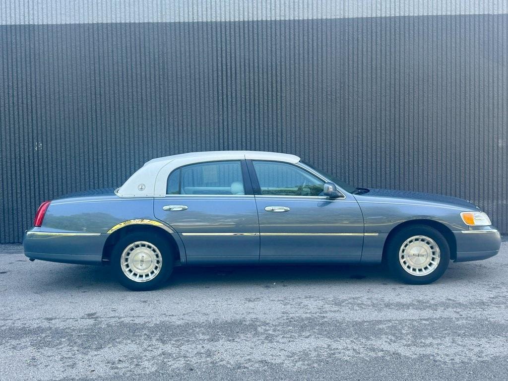 used 1999 Lincoln Town Car car, priced at $5,933