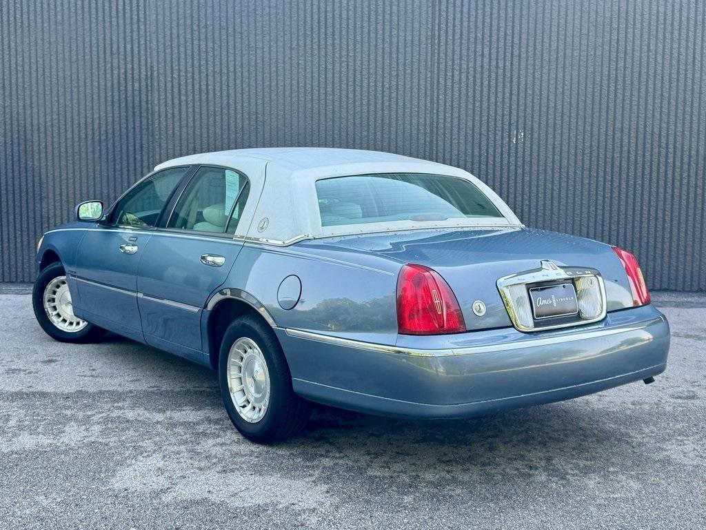 used 1999 Lincoln Town Car car, priced at $5,933