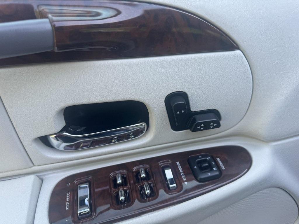 used 1999 Lincoln Town Car car, priced at $5,933