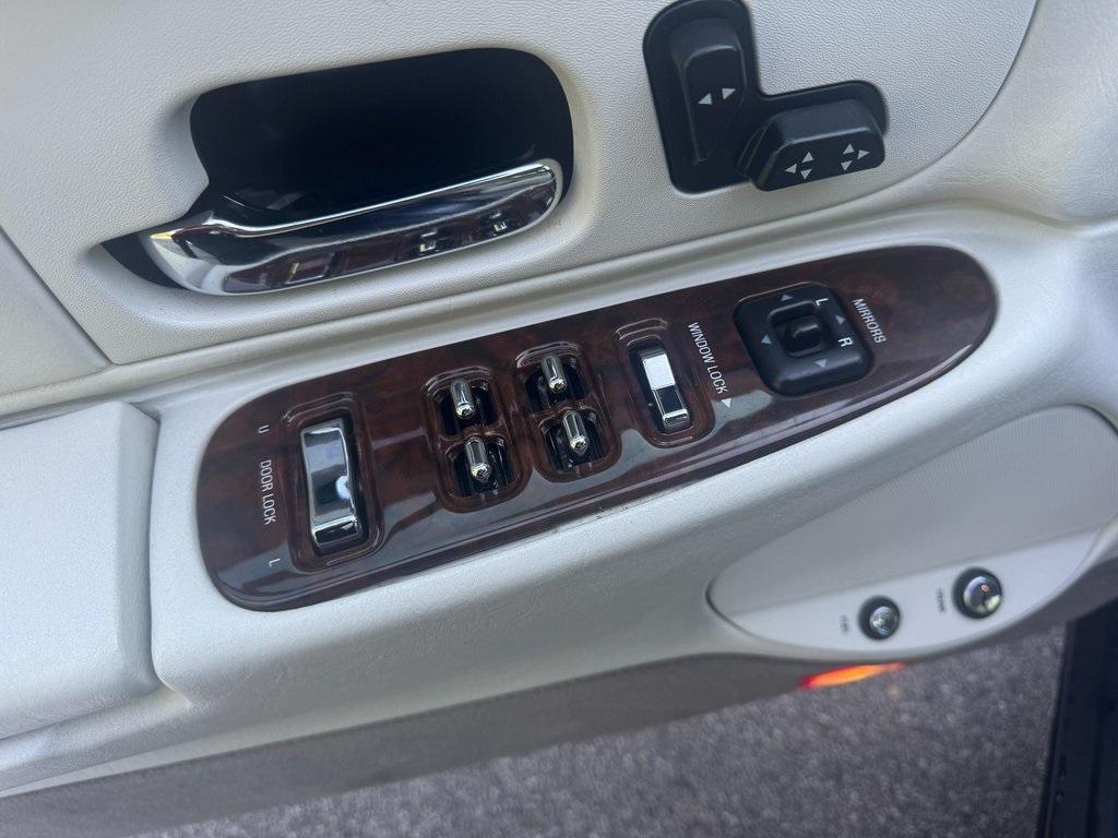 used 1999 Lincoln Town Car car, priced at $5,933