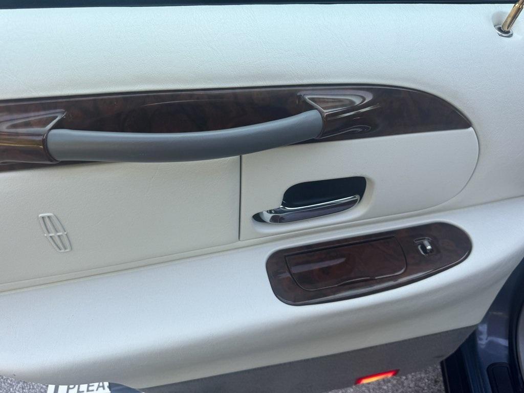 used 1999 Lincoln Town Car car, priced at $5,933