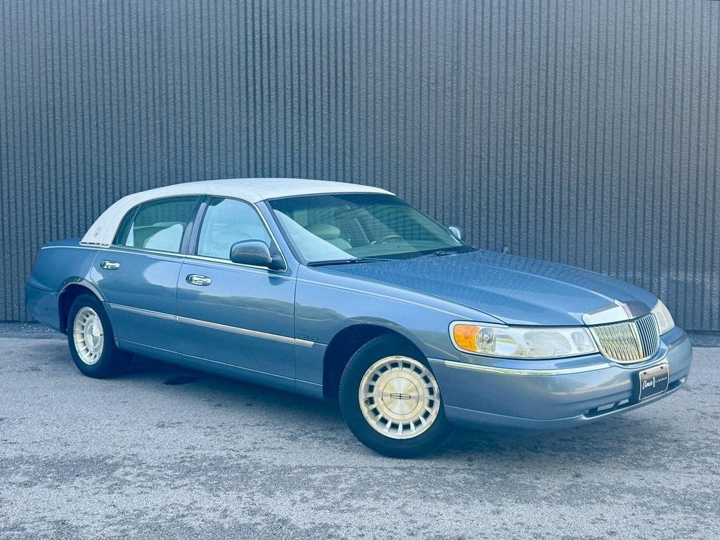 used 1999 Lincoln Town Car car, priced at $5,933