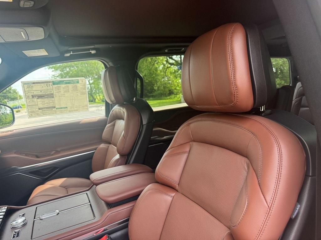 new 2025 Lincoln Navigator car, priced at $102,391