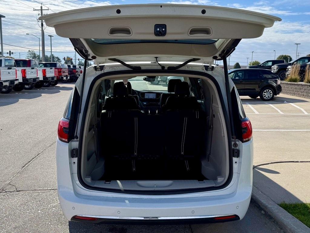 used 2023 Chrysler Pacifica car