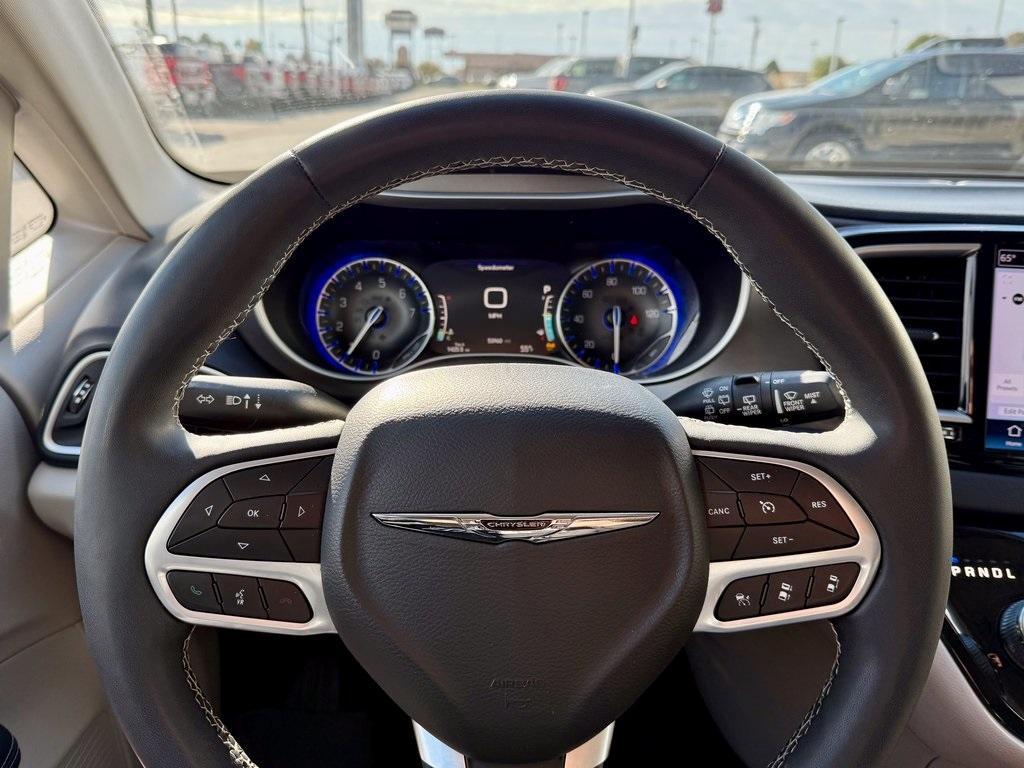 used 2023 Chrysler Pacifica car