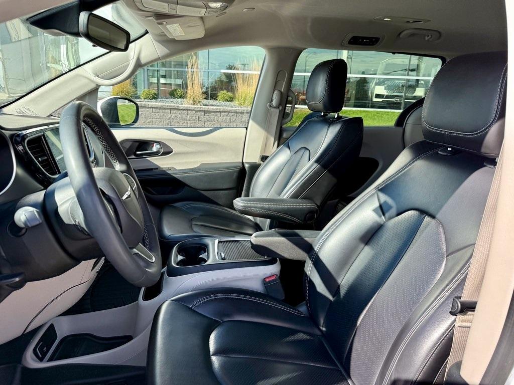 used 2023 Chrysler Pacifica car