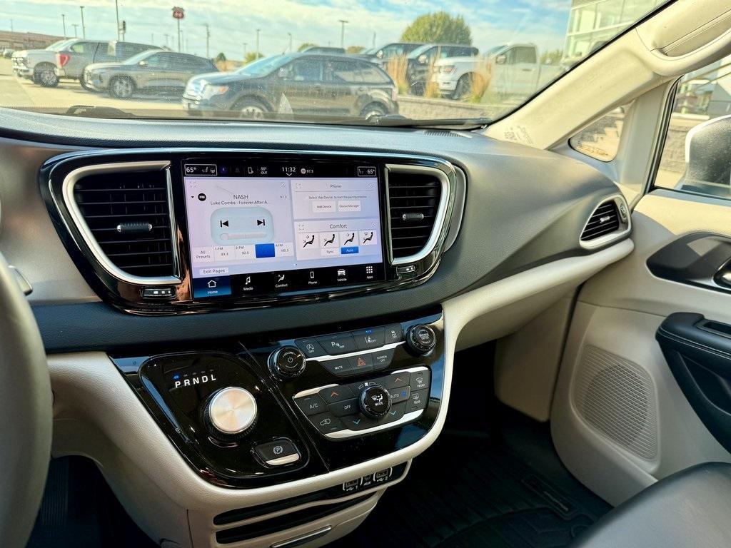 used 2023 Chrysler Pacifica car